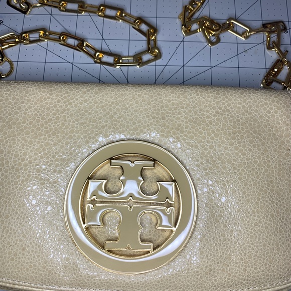 NWOT Tory Burch Beige Shoulder Bag with Gold Chain - Picture 2 of 12